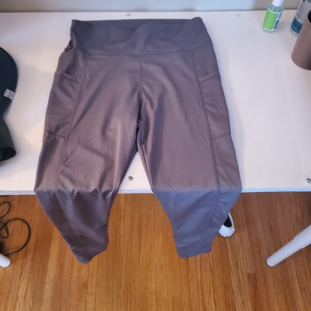 Active leggings with side pockets
